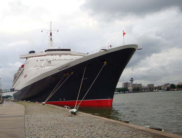 Cruiseschip ms Queen Elizabeth II van Cunard Line aan de Cruise Terminal Rotterdam